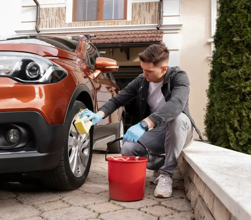 Lavage auto à domicile La Baconnière : professionnel intervenant sur un véhicule
